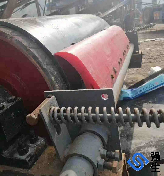 濱州強生重工(電話18366865222)專注生產聚氨酯清掃器清掃器,輸送帶清掃器,皮帶機清掃器,聚氨酯清掃器,皮帶清掃器,聚氨酯刮刀、聚氨酯刮板、清掃器刮板、聚氨酯清掃器